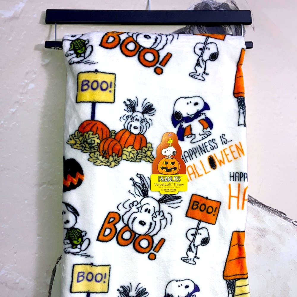 Snoopy peanuts Halloween throw